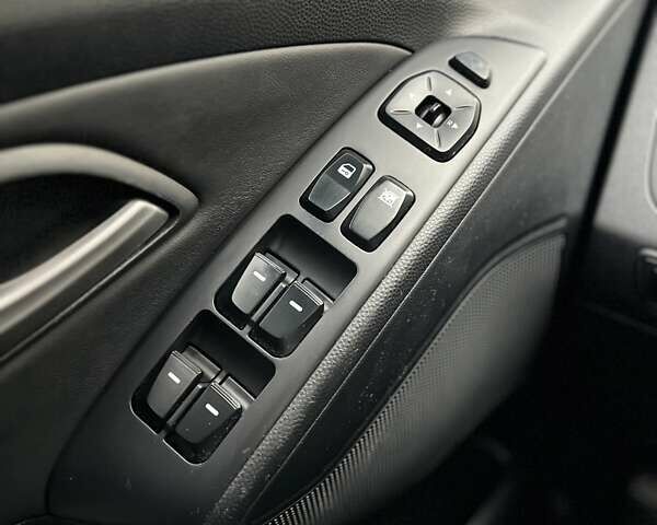 Сірий Хендай іх35, об'ємом двигуна 2.36 л та пробігом 220 тис. км за 11750 $, фото 26 на Automoto.ua