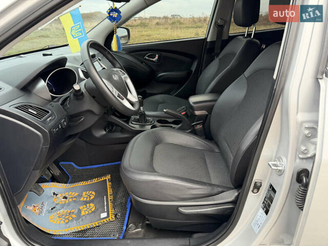 Сірий Хендай іх35, об'ємом двигуна 2 л та пробігом 132 тис. км за 11999 $, фото 25 на Automoto.ua