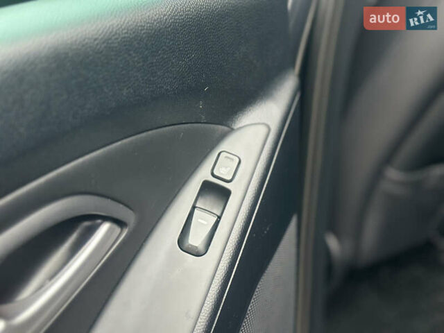 Серый Хендай их35, объемом двигателя 2 л и пробегом 170 тыс. км за 11700 $, фото 39 на Automoto.ua