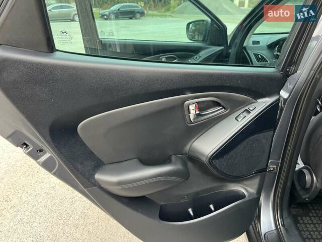 Серый Хендай их35, объемом двигателя 2 л и пробегом 200 тыс. км за 12900 $, фото 81 на Automoto.ua