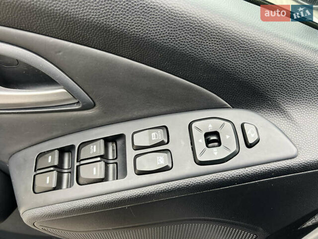 Серый Хендай их35, объемом двигателя 2 л и пробегом 240 тыс. км за 11500 $, фото 32 на Automoto.ua