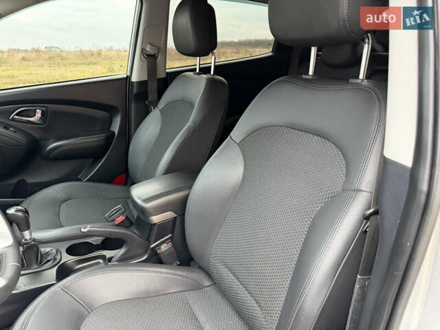 Сірий Хендай іх35, об'ємом двигуна 2 л та пробігом 132 тис. км за 11999 $, фото 23 на Automoto.ua
