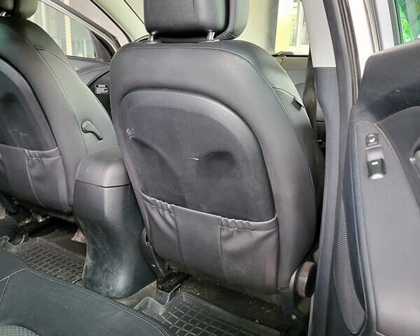 Серый Хендай их35, объемом двигателя 2 л и пробегом 264 тыс. км за 11700 $, фото 30 на Automoto.ua