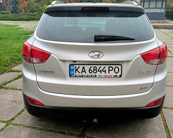 Серый Хендай их35, объемом двигателя 2 л и пробегом 230 тыс. км за 11500 $, фото 3 на Automoto.ua