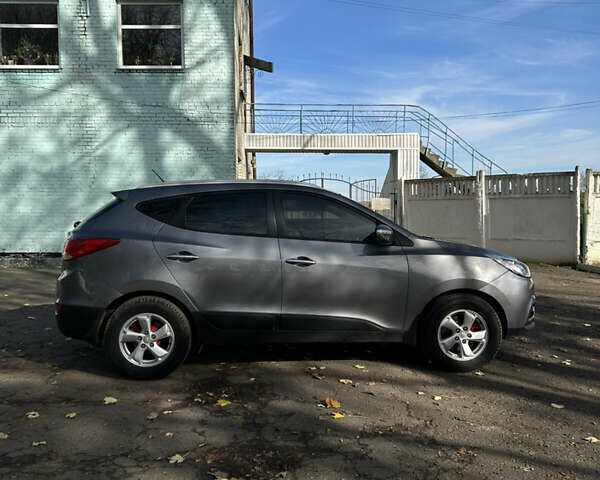 Серый Хендай их35, объемом двигателя 2 л и пробегом 237 тыс. км за 10900 $, фото 6 на Automoto.ua