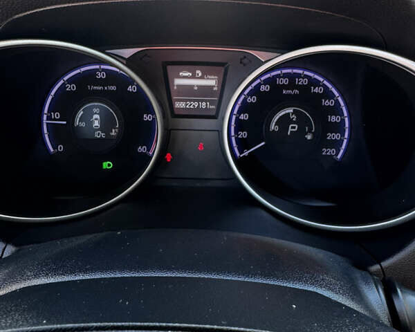 Серый Хендай их35, объемом двигателя 2 л и пробегом 229 тыс. км за 13500 $, фото 29 на Automoto.ua