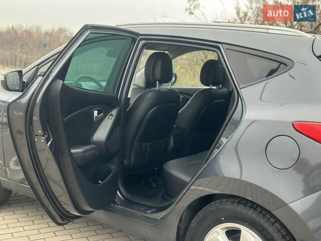 Серый Хендай их35, объемом двигателя 2 л и пробегом 170 тыс. км за 11700 $, фото 27 на Automoto.ua