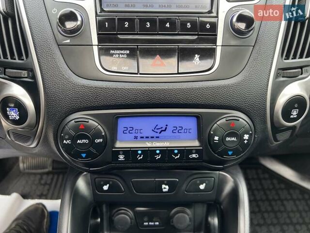 Серый Хендай их35, объемом двигателя 2 л и пробегом 200 тыс. км за 12900 $, фото 63 на Automoto.ua