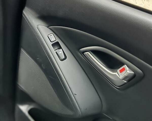 Сірий Хендай іх35, об'ємом двигуна 2.36 л та пробігом 220 тис. км за 11750 $, фото 27 на Automoto.ua