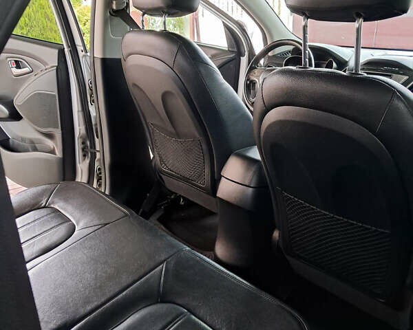 Серый Хендай их35, объемом двигателя 2 л и пробегом 117 тыс. км за 12500 $, фото 9 на Automoto.ua