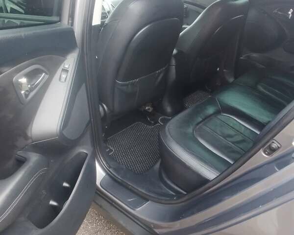 Серый Хендай их35, объемом двигателя 2 л и пробегом 102 тыс. км за 11000 $, фото 8 на Automoto.ua