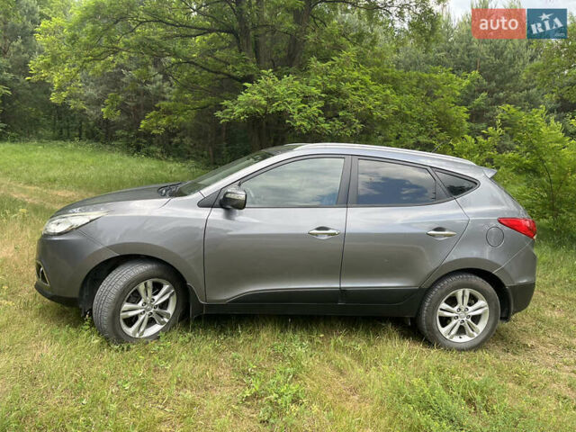 Серый Хендай их35, объемом двигателя 1.7 л и пробегом 227 тыс. км за 9900 $, фото 1 на Automoto.ua