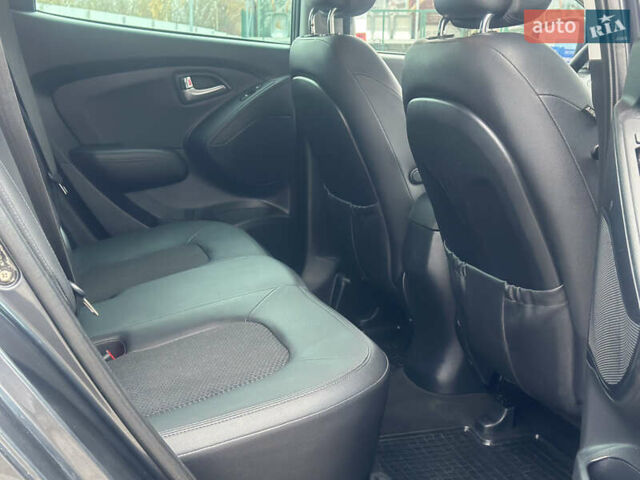 Серый Хендай их35, объемом двигателя 2 л и пробегом 170 тыс. км за 11700 $, фото 38 на Automoto.ua