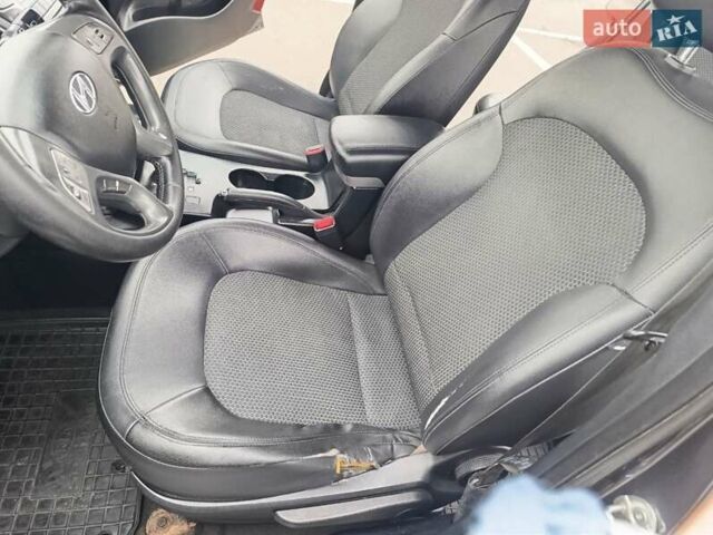 Серый Хендай их35, объемом двигателя 2 л и пробегом 238 тыс. км за 10000 $, фото 16 на Automoto.ua