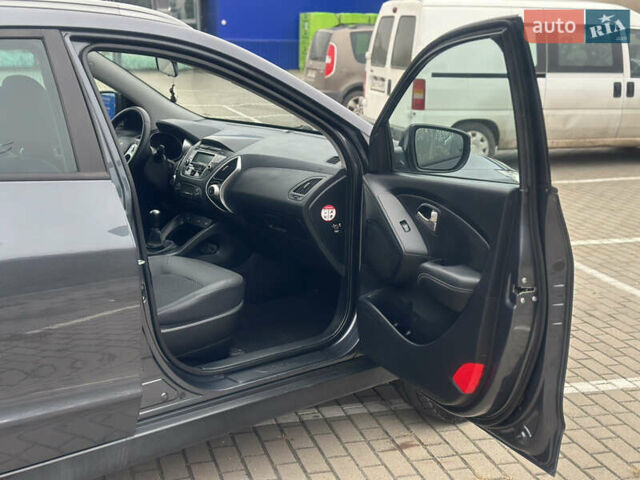 Серый Хендай их35, объемом двигателя 2 л и пробегом 170 тыс. км за 11700 $, фото 17 на Automoto.ua