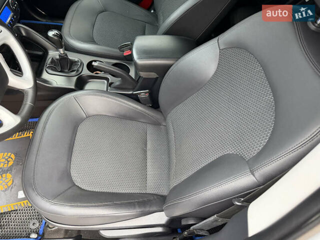 Сірий Хендай іх35, об'ємом двигуна 2 л та пробігом 132 тис. км за 11999 $, фото 22 на Automoto.ua
