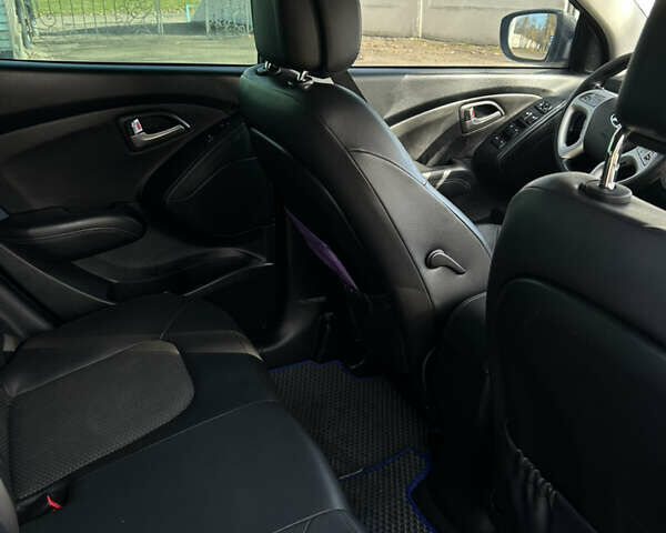 Серый Хендай их35, объемом двигателя 2 л и пробегом 237 тыс. км за 10900 $, фото 11 на Automoto.ua