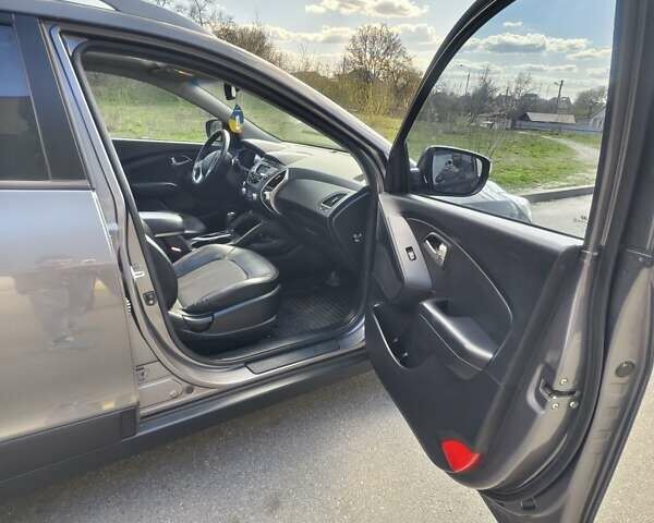 Серый Хендай их35, объемом двигателя 2 л и пробегом 187 тыс. км за 12900 $, фото 16 на Automoto.ua