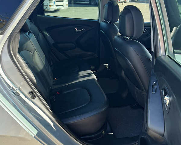 Серый Хендай их35, объемом двигателя 2 л и пробегом 229 тыс. км за 13500 $, фото 15 на Automoto.ua