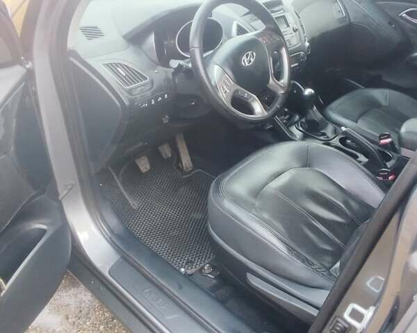 Серый Хендай их35, объемом двигателя 2 л и пробегом 102 тыс. км за 11000 $, фото 9 на Automoto.ua