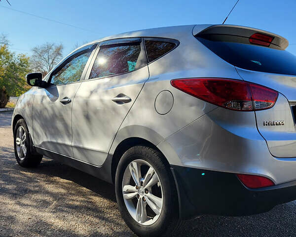 Серый Хендай их35, объемом двигателя 2 л и пробегом 264 тыс. км за 11700 $, фото 7 на Automoto.ua