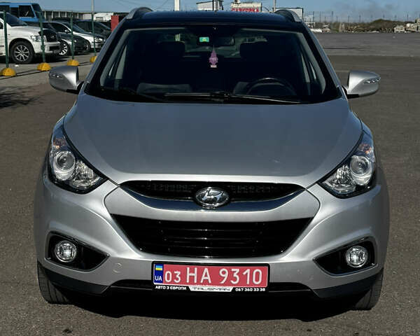 Серый Хендай их35, объемом двигателя 2 л и пробегом 229 тыс. км за 13500 $, фото 9 на Automoto.ua