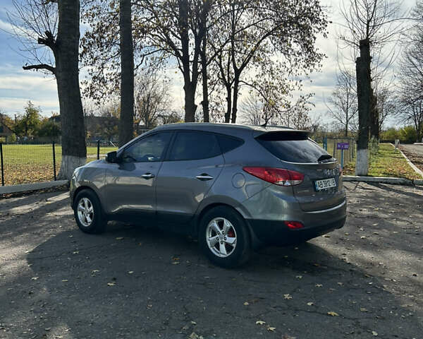 Серый Хендай их35, объемом двигателя 2 л и пробегом 237 тыс. км за 10900 $, фото 3 на Automoto.ua