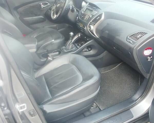 Серый Хендай их35, объемом двигателя 2 л и пробегом 102 тыс. км за 11000 $, фото 6 на Automoto.ua