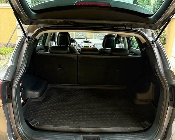 Серый Хендай их35, объемом двигателя 2 л и пробегом 190 тыс. км за 12500 $, фото 24 на Automoto.ua