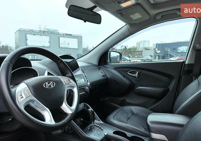 Серый Хендай их35, объемом двигателя 2 л и пробегом 174 тыс. км за 13990 $, фото 18 на Automoto.ua