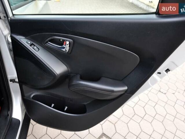 Серый Хендай их35, объемом двигателя 2 л и пробегом 267 тыс. км за 8999 $, фото 23 на Automoto.ua