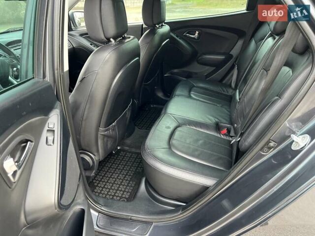 Серый Хендай их35, объемом двигателя 2 л и пробегом 200 тыс. км за 12900 $, фото 82 на Automoto.ua