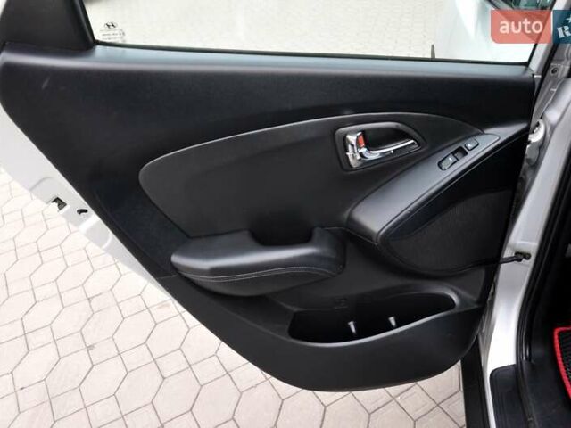 Серый Хендай их35, объемом двигателя 2 л и пробегом 267 тыс. км за 8999 $, фото 19 на Automoto.ua