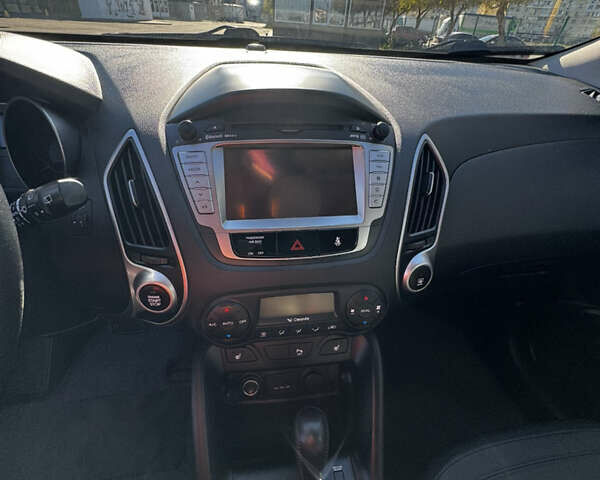 Серый Хендай их35, объемом двигателя 2 л и пробегом 229 тыс. км за 13500 $, фото 27 на Automoto.ua