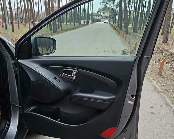 Серый Хендай их35, объемом двигателя 1.7 л и пробегом 195 тыс. км за 11750 $, фото 18 на Automoto.ua