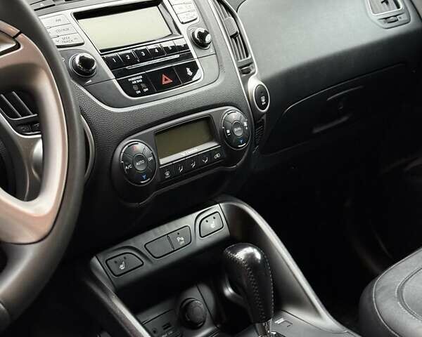 Серый Хендай их35, объемом двигателя 2 л и пробегом 190 тыс. км за 12500 $, фото 9 на Automoto.ua