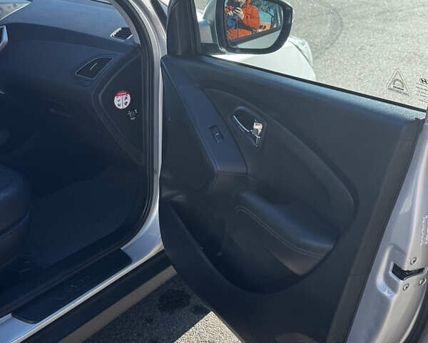 Серый Хендай их35, объемом двигателя 2 л и пробегом 229 тыс. км за 13500 $, фото 23 на Automoto.ua