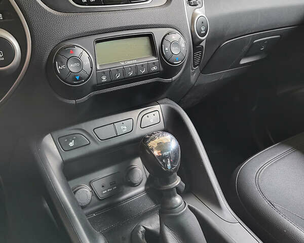 Серый Хендай их35, объемом двигателя 2 л и пробегом 264 тыс. км за 11700 $, фото 31 на Automoto.ua