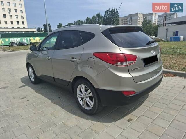 Серый Хендай их35, объемом двигателя 2 л и пробегом 193 тыс. км за 10999 $, фото 2 на Automoto.ua