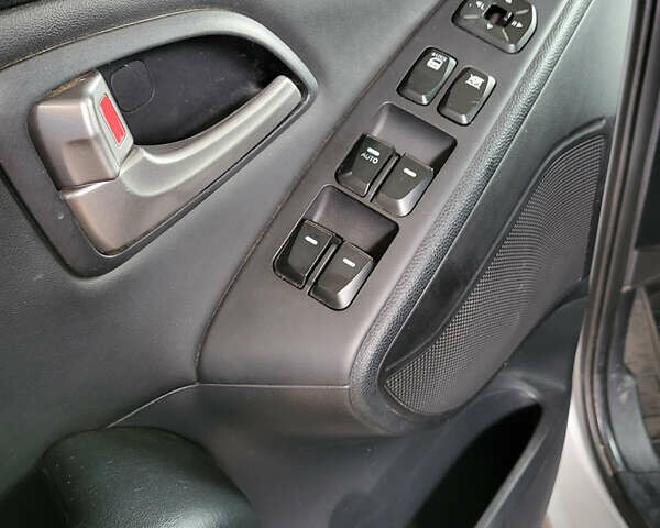 Серый Хендай их35, объемом двигателя 2 л и пробегом 264 тыс. км за 11700 $, фото 26 на Automoto.ua