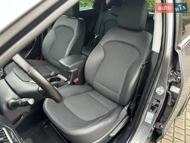 Серый Хендай их35, объемом двигателя 2 л и пробегом 107 тыс. км за 15900 $, фото 15 на Automoto.ua