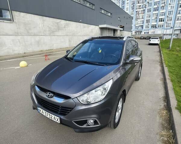 Серый Хендай их35, объемом двигателя 2 л и пробегом 187 тыс. км за 12900 $, фото 3 на Automoto.ua