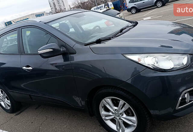 Серый Хендай их35, объемом двигателя 2 л и пробегом 238 тыс. км за 10000 $, фото 2 на Automoto.ua