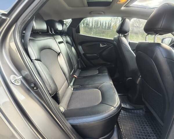 Серый Хендай их35, объемом двигателя 2 л и пробегом 187 тыс. км за 12900 $, фото 23 на Automoto.ua