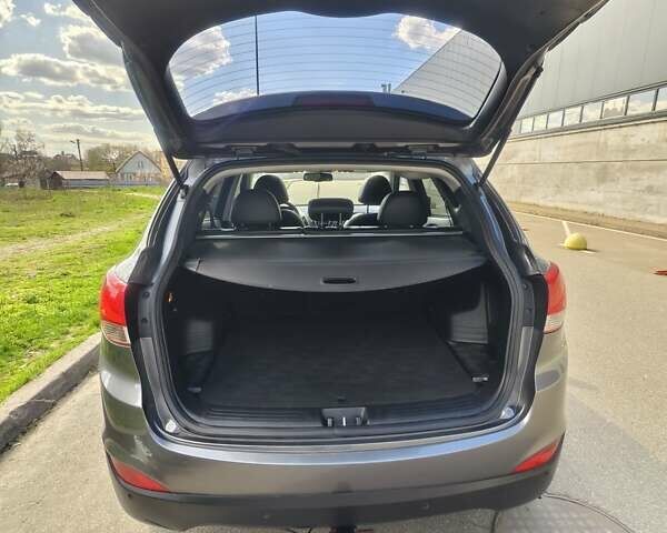 Серый Хендай их35, объемом двигателя 2 л и пробегом 187 тыс. км за 12900 $, фото 13 на Automoto.ua