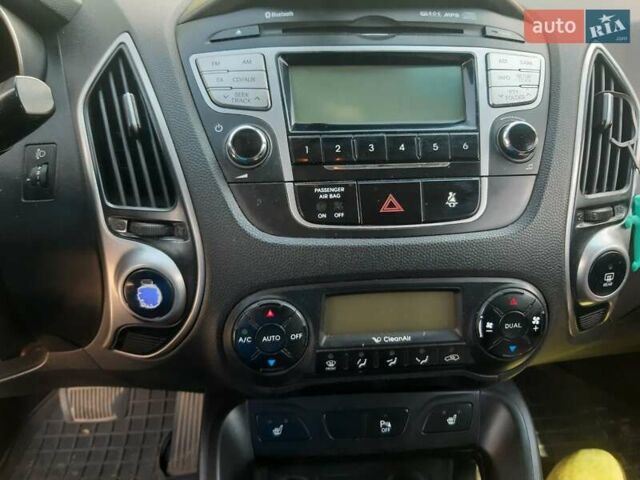 Серый Хендай их35, объемом двигателя 2 л и пробегом 442 тыс. км за 9250 $, фото 4 на Automoto.ua