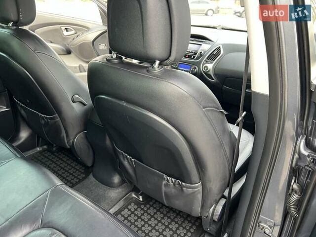 Серый Хендай их35, объемом двигателя 2 л и пробегом 200 тыс. км за 12900 $, фото 77 на Automoto.ua