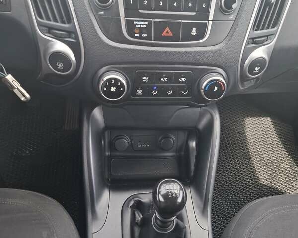 Серый Хендай их35, объемом двигателя 2 л и пробегом 193 тыс. км за 10999 $, фото 24 на Automoto.ua