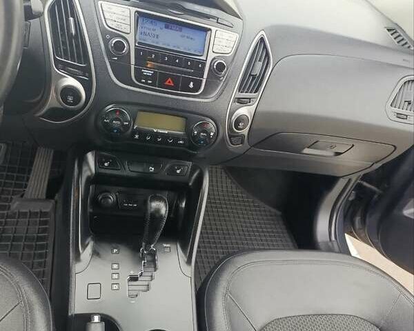 Серый Хендай их35, объемом двигателя 2 л и пробегом 238 тыс. км за 10000 $, фото 9 на Automoto.ua