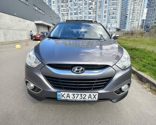 Серый Хендай их35, объемом двигателя 2 л и пробегом 187 тыс. км за 12900 $, фото 1 на Automoto.ua